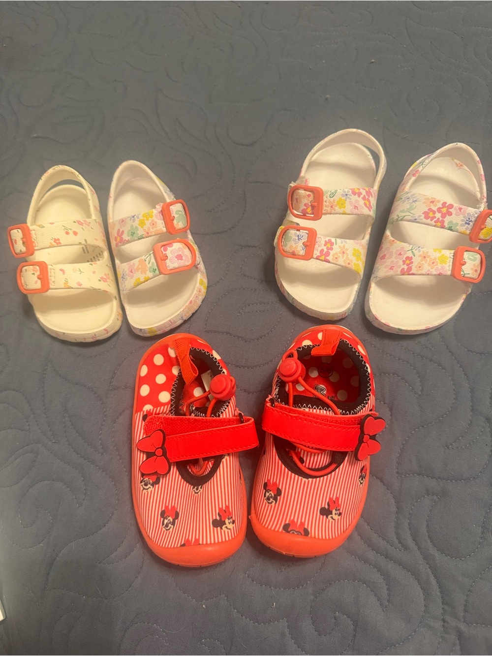 3 PAIR OF LITTLE GIRLS SHOES - SANDALS & A PAIR OF MINNIE MOUSE WATER SHOES